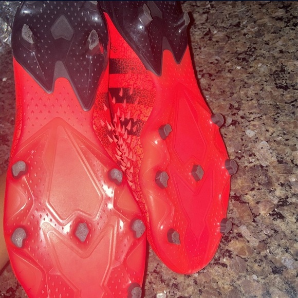 Theses are Adidas Predator Freak+ SG - Picture 4 of 4